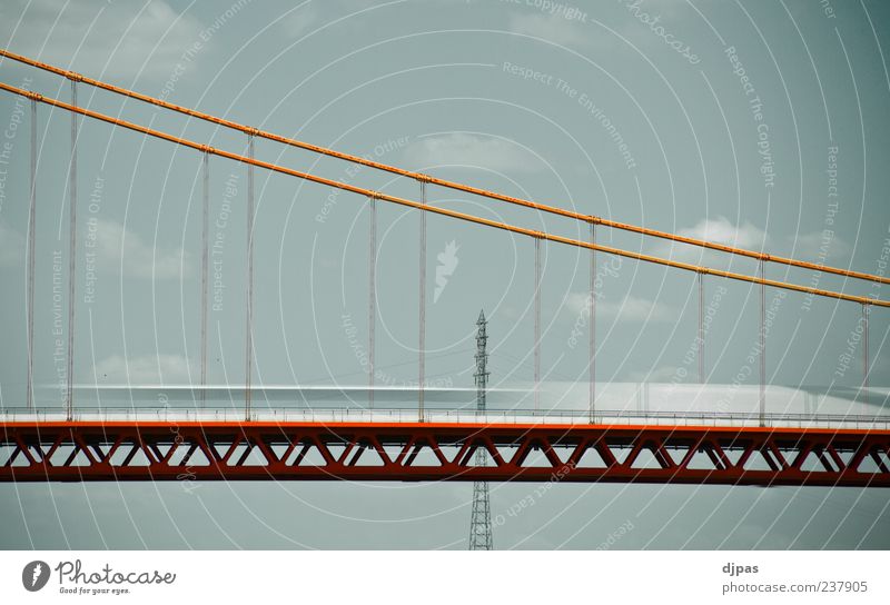 ERB mit LKWs Ausflug Sommer Himmel Wolken Brücke Straßenverkehr Bewegung fahren blau grau rot weiß Geschwindigkeit ruhig Farbfoto Außenaufnahme Menschenleer Tag