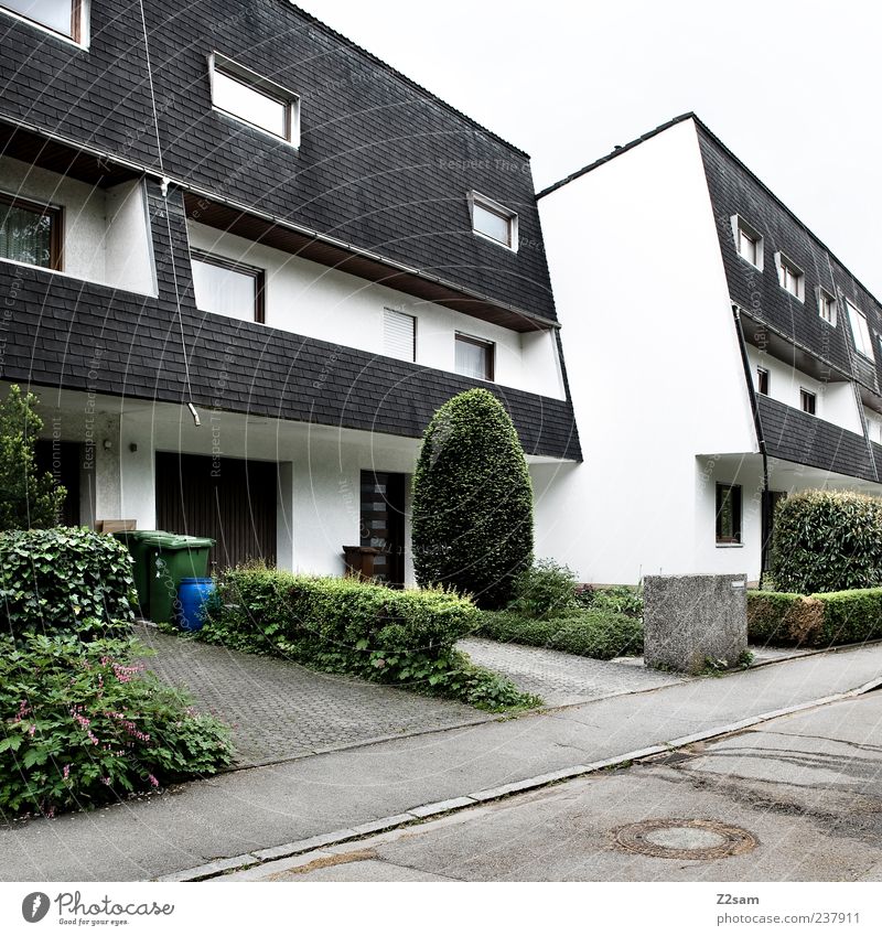 J... ich bin dir auf den Fersen Haus Baum Gras Sträucher Dorf Bauwerk Gebäude Architektur Verkehrswege ästhetisch einfach retro Sauberkeit trist Genauigkeit