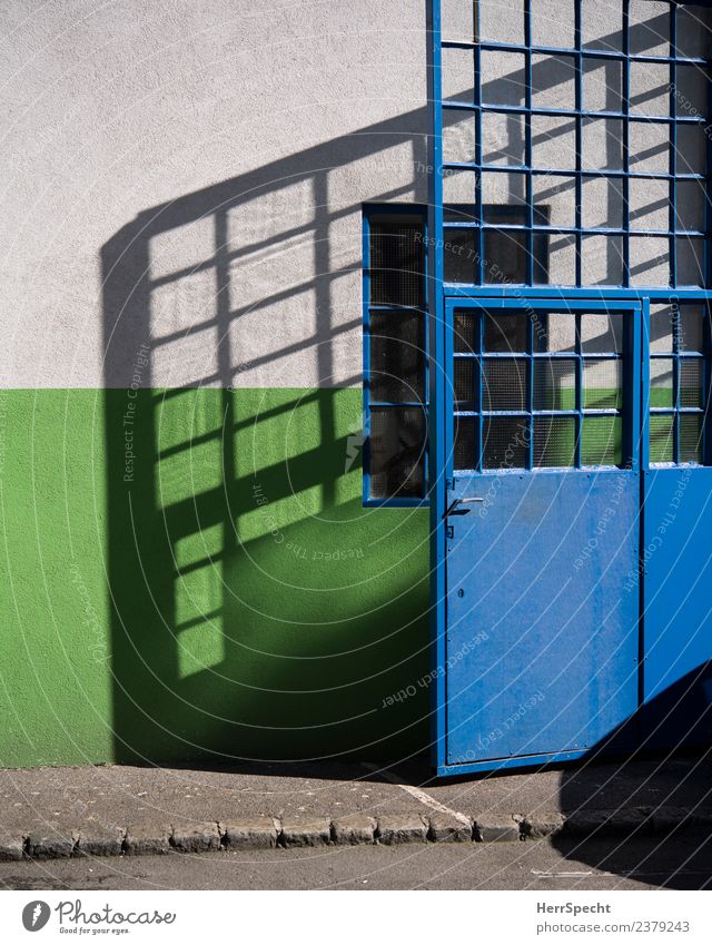 Glastür, die Schatten wirft Haus Gebäude Mauer Wand Fenster Tür eckig hell blau grün Metalltür Schattenspiel mehrfarbig sommerlich Farbfoto Außenaufnahme