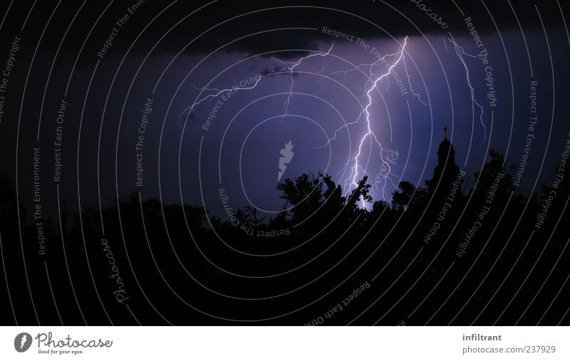 Blitzbild Nachthimmel Wetter Unwetter Gewitter Blitze dunkel blau violett schwarz gefährlich Endzeitstimmung Energie Natur Umwelt Farbfoto Außenaufnahme