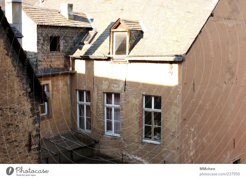 Aussichtslos Altstadt Haus Bauwerk Gebäude Architektur Mauer Wand Fassade Dach alt Häusliches Leben braun Wandel & Veränderung Farbfoto Außenaufnahme