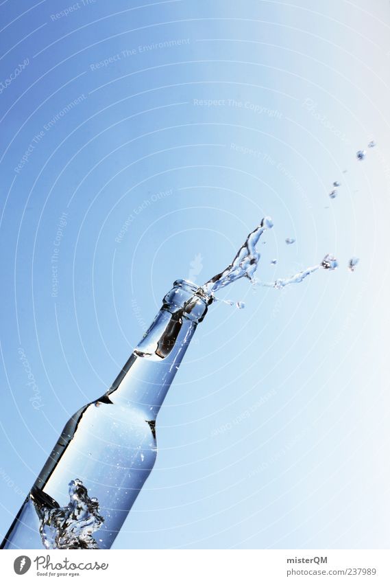 gravity. Kunst ästhetisch Schwerkraft Physik Surrealismus außergewöhnlich oben blau Blauer Himmel Flasche Wasser deutlich Klarheit frisch Erfrischung nass