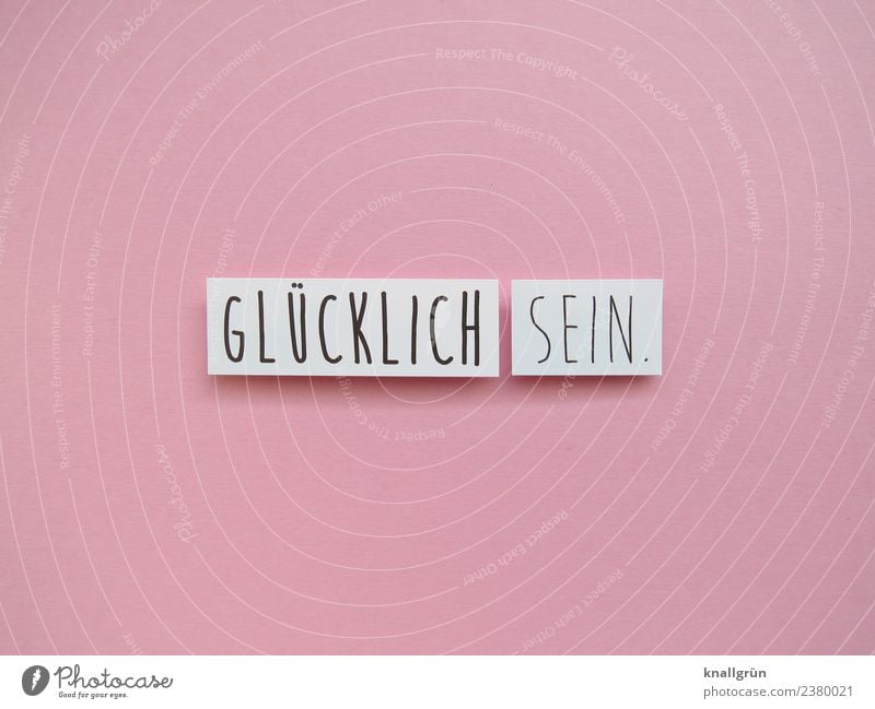 GLÜCKLICH SEIN. Schriftzeichen Schilder & Markierungen Kommunizieren rosa schwarz weiß Gefühle Stimmung Glück Lebensfreude erleben Optimismus Farbfoto