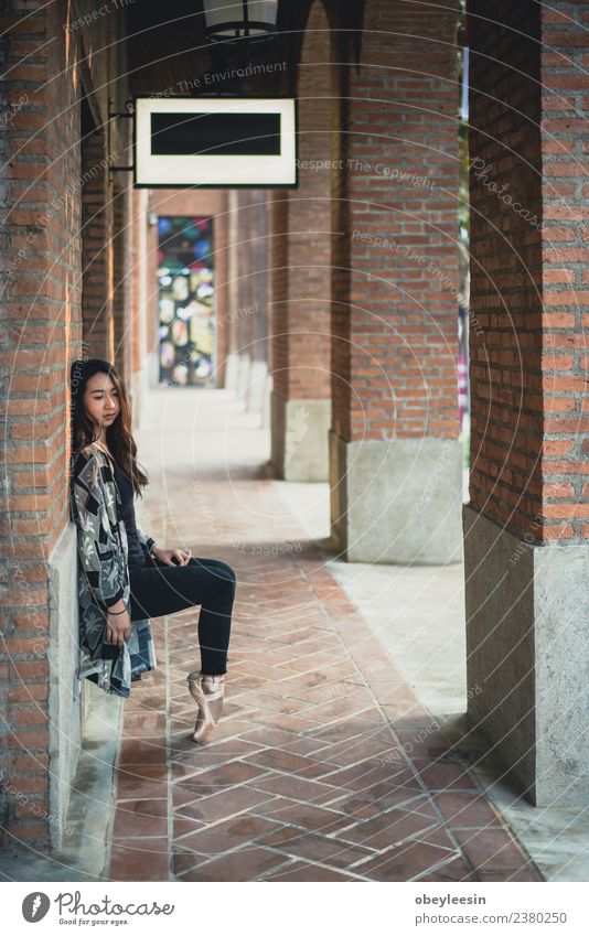 Schöne junge asiatische Frau Straßenballetttänzerin elegant Tanzen Beruf feminin Erwachsene Kunst Tänzer Balletttänzer Schwan Bewegung dünn schwarz weiß