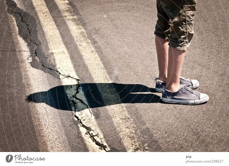 schattenriss Mensch maskulin Beine 1 Straße Markierungslinie Hose Schuhe Chucks Streifen stehen warten ruhig Riss Schatten Silhouette bewegungslos Asphalt