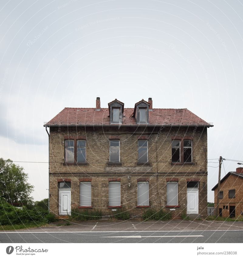 backsteinhaus Himmel Baum Haus Bauwerk Gebäude Architektur Parkplatz Fenster Tür Strommast Straße trist Farbfoto Außenaufnahme Menschenleer Textfreiraum oben