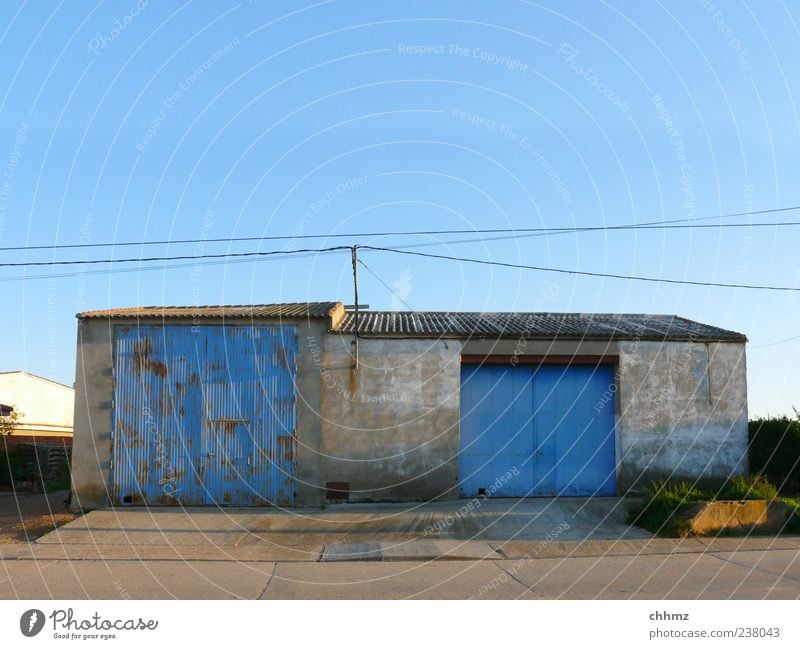 Doppelgarage Garage Scheune Fassade Dach Tor Garagentor Scheunentor Straße Hochspannungsleitung alt blau Schutz Verfall 2 Beton Hofeinfahrt Rampe Himmel