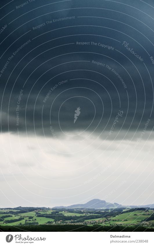 Ruhe vor dem Sturm Umwelt Natur Landschaft Luft Himmel Wolken Gewitterwolken Sommer schlechtes Wetter Wald Hügel Alpen Berge u. Gebirge Ferne frei blau grün