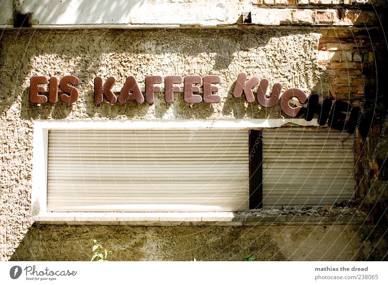 EIS KAFFEE KUCHEN Menschenleer Haus Bauwerk Gebäude Architektur Mauer Wand Fassade Fenster Schriftzeichen Schilder & Markierungen hängen alt außergewöhnlich