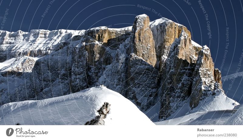 Dolomiten Natur Himmel Wolkenloser Himmel Sommer Winter Eis Frost Schnee Berge u. Gebirge Alpen Sella Gipfel Schneebedeckte Gipfel ästhetisch groß hell blau