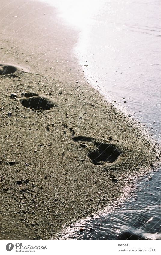 Landgang Strand Meerwasser Fußspur gelb Zukunft Vergangenheit Physik heiß Sand Reflektionen blau Sonne Wärme