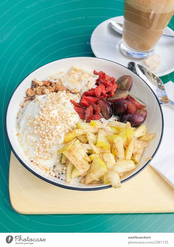 gesunde Frühstücksschale mit frischem Obst und Kaffee Lebensmittel Joghurt Frucht Ernährung Vegetarische Ernährung Latte Macchiato Schalen & Schüsseln Lifestyle