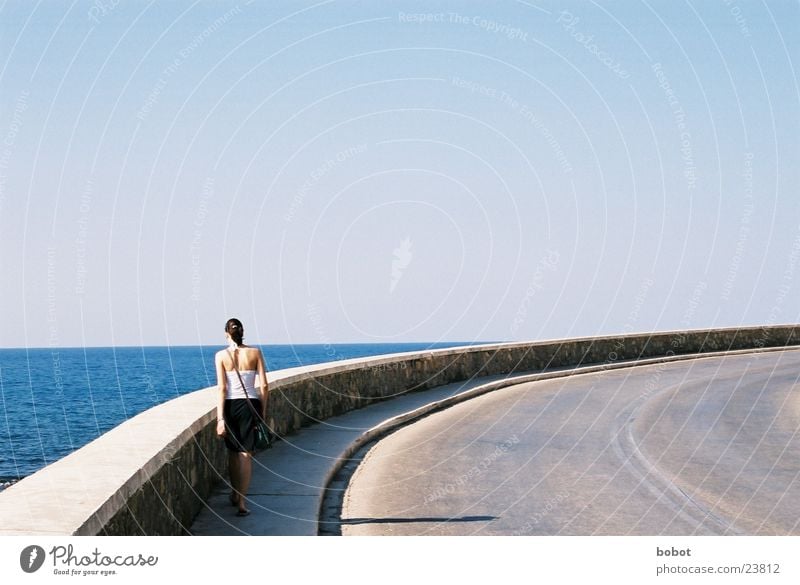 Kurvenreich Frau feminin Bürgersteig Asphalt Mauer Geländer Spaziergang grau leicht Ferien & Urlaub & Reisen Siluette Straße Himmel blau Klarheit