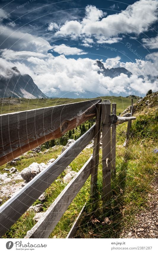 halt Ferien & Urlaub & Reisen Ausflug Sommer Sommerurlaub Berge u. Gebirge wandern Natur Landschaft Himmel Wolken Wiese Alpen Dolomiten Südtirol Zaun Holzzaun