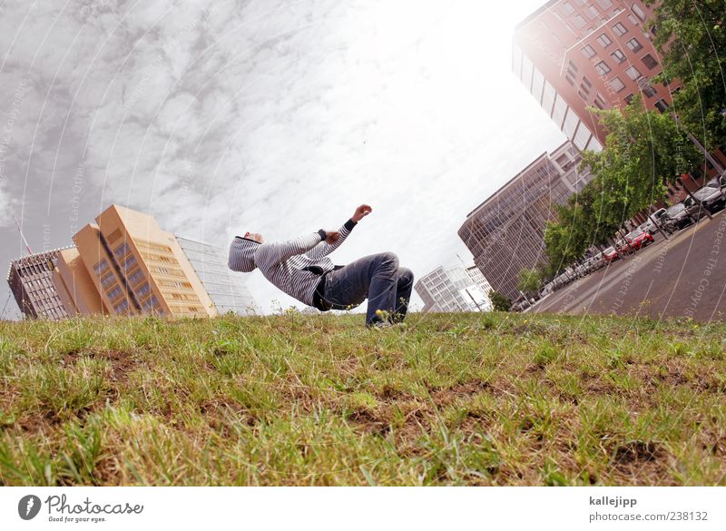 lass los! Lifestyle Stil Mensch maskulin Mann Erwachsene Leben 1 Natur Himmel Wolken Pflanze Gras Park Wiese Hügel Hauptstadt Haus Hochhaus Bankgebäude Pullover