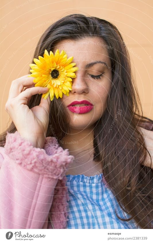 Porträt einer Frau mit Blume im Gesicht Lifestyle schön Gesundheit Gesundheitswesen Wellness Leben Mensch Junge Frau Jugendliche Natur Pflanze Blüte Mode