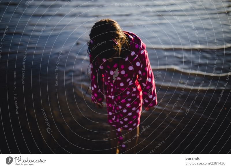 Sommer am Meer I Schwimmen & Baden Ferien & Urlaub & Reisen Ausflug Sonne Strand feminin Kind Mädchen Körper 1 Mensch 3-8 Jahre Kindheit Wasser Bademantel