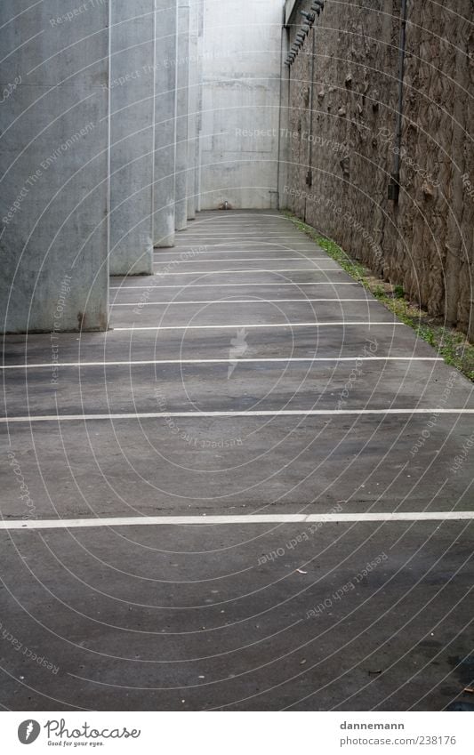 Beton Bauwerk Gebäude Architektur Mauer Wand Symmetrie Farbfoto Außenaufnahme Muster Strukturen & Formen Menschenleer Tag Zentralperspektive Parkplatz