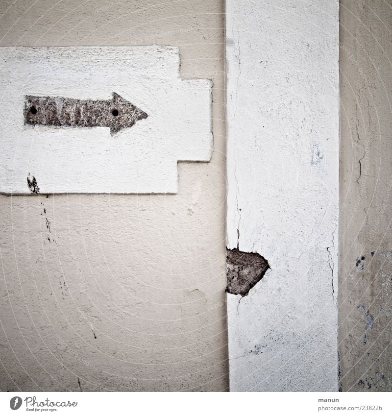 rechts rum Haus Gebäude Architektur Mauer Wand Fassade Stein Beton Zeichen Schilder & Markierungen Pfeil alt authentisch dunkel eckig einfach Verfall Ziel