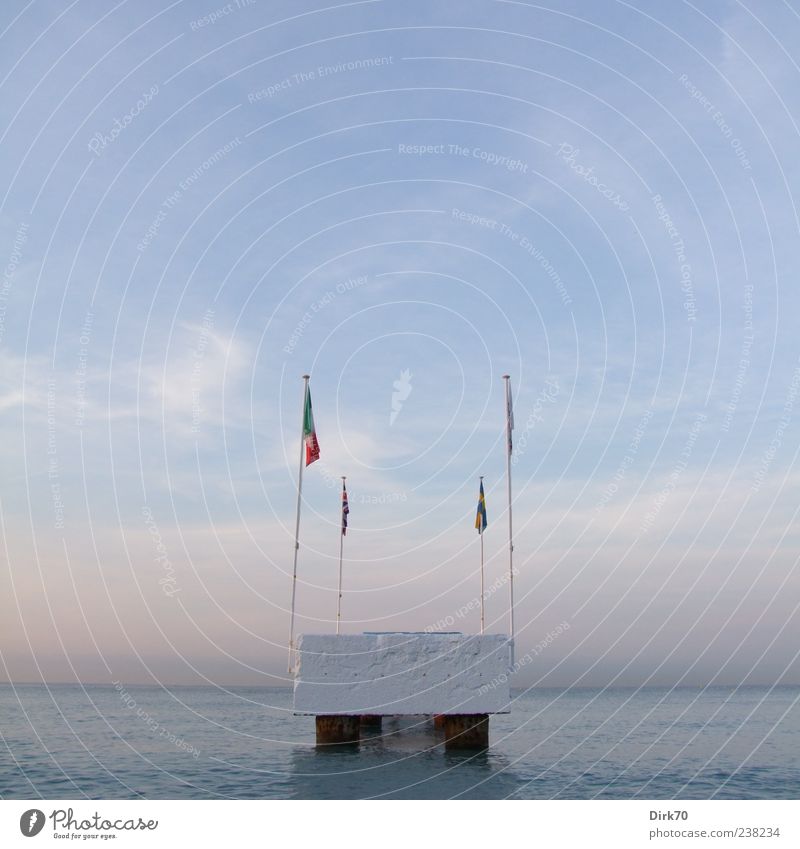 Pier ohne Anschluss Strand Meer Wasser Himmel Wolken Horizont Sommer Küste Mittelmeer Nizza Frankreich Südfrankreich Provence Europa Anlegestelle Steg Fahne