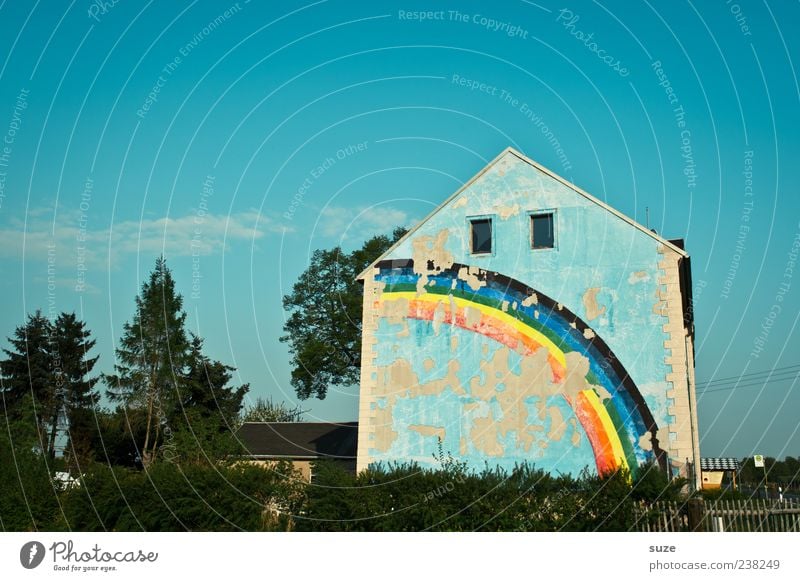 Hier wohnt das Glück Häusliches Leben Haus Garten Umwelt Himmel Wolken Schönes Wetter Fassade Fenster Streifen alt außergewöhnlich Fröhlichkeit blau Optimismus