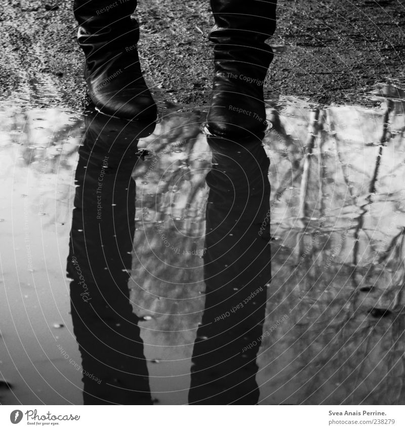 wir wissen. Junge Frau Jugendliche 1 Mensch schlechtes Wetter Wasser Schuhe Stiefel stehen Traurigkeit Sorge Trauer Spiegelbild Reflexion & Spiegelung dreckig