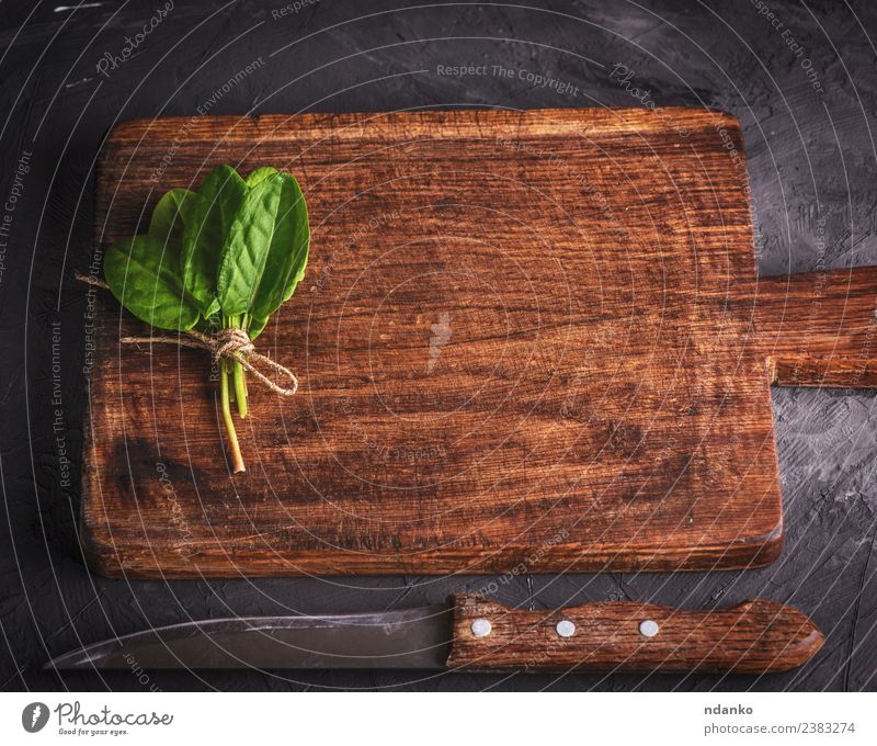 Schneidebrett und Bund mit grünem Sauerampfer Kräuter & Gewürze Tisch Küche Natur Pflanze Blatt Holz alt frisch natürlich oben braun schwarz Hintergrund