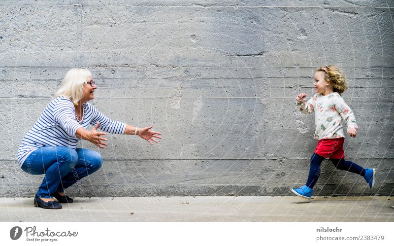 run, run, run Kind Kleinkind Mädchen Großmutter 2 Mensch 1-3 Jahre 60 und älter Senior Stein Beton laufen Fröhlichkeit blau grau Glück Farbfoto Tag