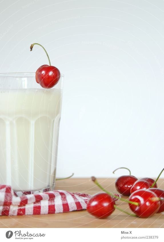 Prost Bellaluna Lebensmittel Frucht Ernährung Frühstück Getränk Erfrischungsgetränk Milch Glas lecker saftig süß rot Appetit & Hunger Durst Kirsche kariert