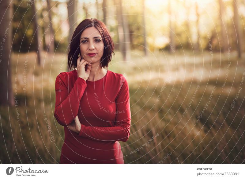 nachdenkliche Frau im Wald Lifestyle elegant Stil Freude Wellness Freiheit Mensch feminin Junge Frau Jugendliche Erwachsene 1 30-45 Jahre fangen Lächeln trendy