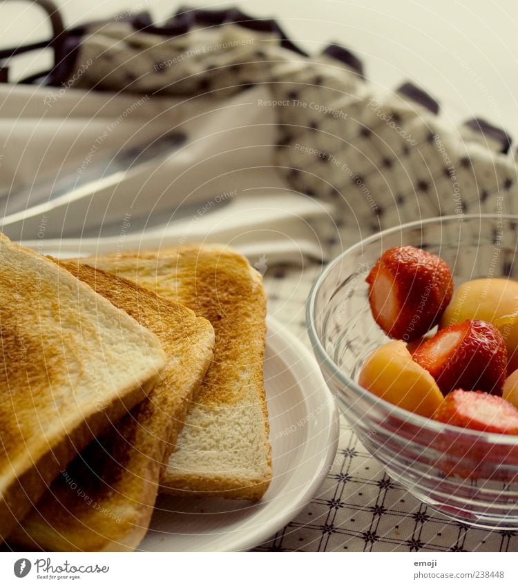 z'Morge im Bett Lebensmittel Frucht Brot Frühstück Büffet Brunch Vegetarische Ernährung Besteck lecker Toastbrot Geschirr Farbfoto Nahaufnahme Menschenleer