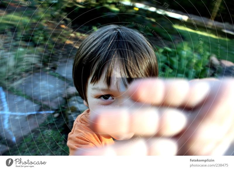 guck-mich-nicht-an Kind Junge Auge verstecken Hand fangen Blick frech Fröhlichkeit einzigartig rebellisch Gefühle Mut Wachsamkeit Spannung Erwartung Identität