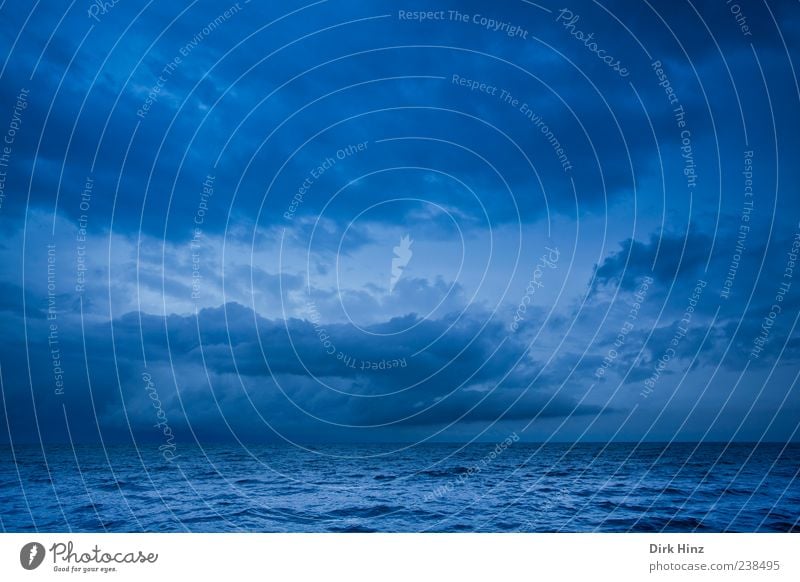 Regenfront Umwelt Natur Landschaft Wasser Himmel Wolken Gewitterwolken Nachthimmel Horizont Klimawandel Wetter schlechtes Wetter Unwetter Wellen Ostsee Meer See