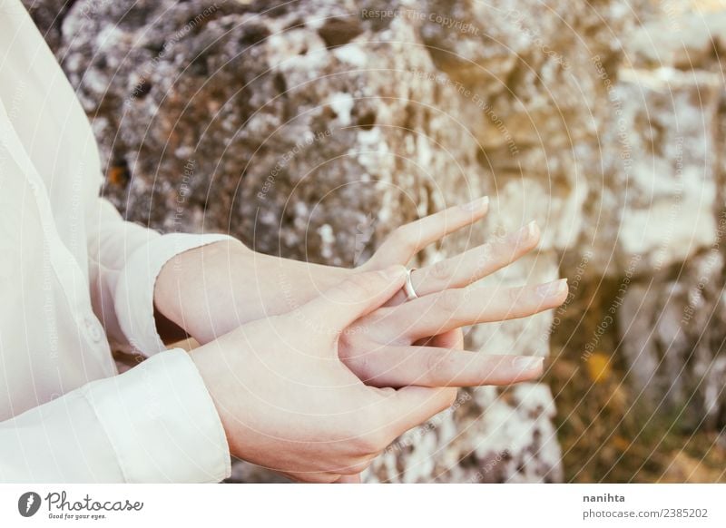 Junge Frau, die ihren Verlobungsring berührt. Lifestyle Reichtum elegant Stil Freude Glück Valentinstag Hochzeit Mensch feminin Jugendliche Hand 1 Hemd Schmuck