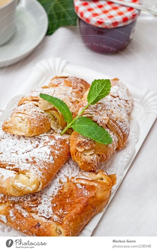 Gebäck mit Minzblatt Croissant Kuchen Dessert Süßwaren Ernährung Frühstück Kaffeetrinken lecker süß braun gold mint Minze Delikatesse nusshörnchen quarktasche