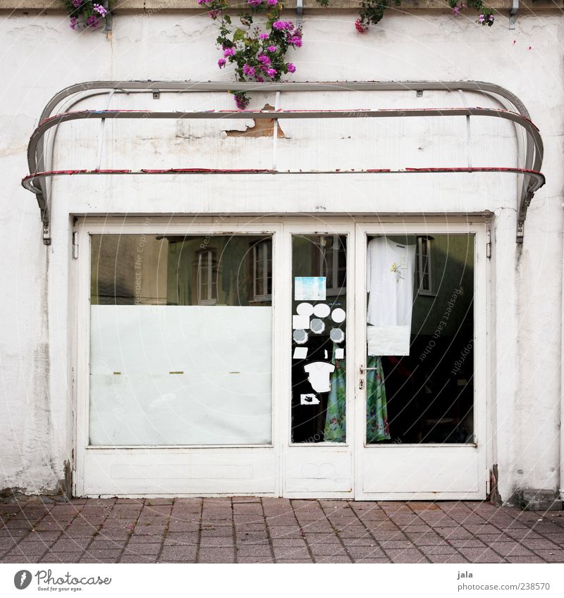 fashion store Fußgängerzone Haus Bauwerk Gebäude Ladengeschäft kleidergeschäft Fassade Fenster Tür Schaufenster trist Farbfoto Außenaufnahme Menschenleer Tag