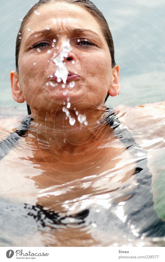 anbaden Badeurlaub Wassersport Schwimmen & Baden Mensch feminin Frau Erwachsene Kopf 1 Wassertropfen Sommer Schönes Wetter See Bikini Flüssigkeit kalt nass