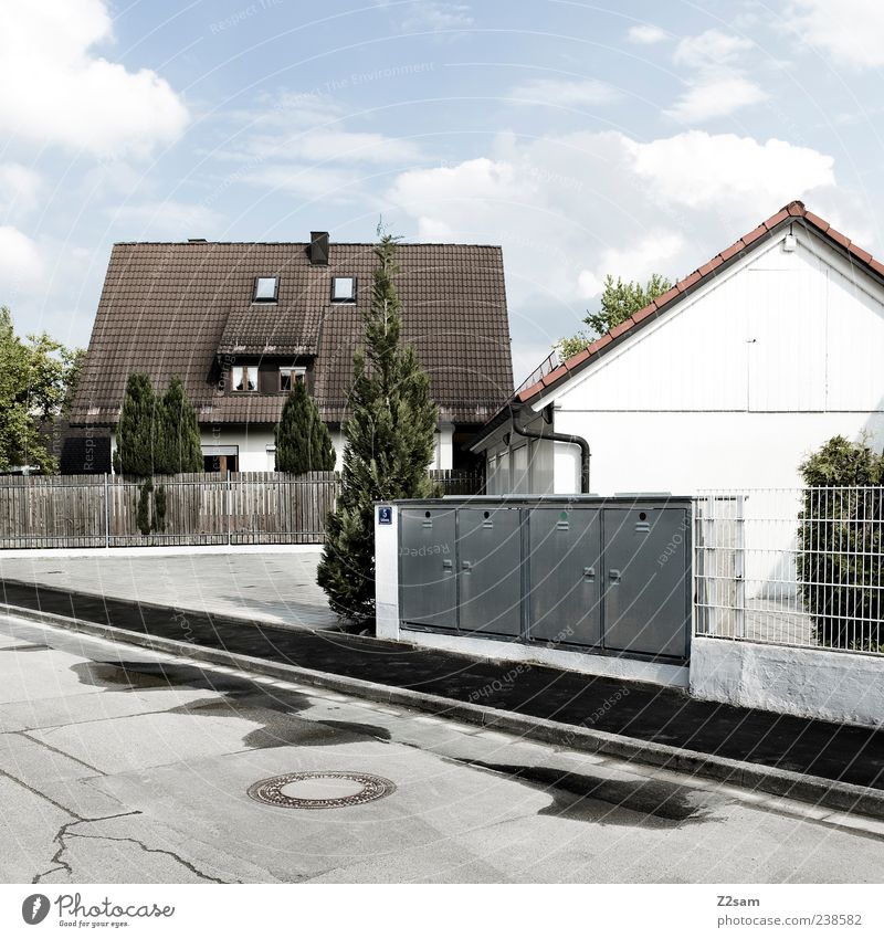 friede, freude ..... Häusliches Leben Wohnung Haus Himmel Wolken Schönes Wetter Dorf Menschenleer Einfamilienhaus Gebäude Architektur authentisch eckig einfach