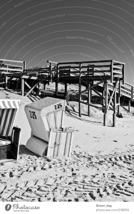 Strandkorb Nr.225 Ferien & Urlaub & Reisen Sand Wolkenloser Himmel Schönes Wetter Sylt Schwarzweißfoto Außenaufnahme Sonnenlicht Steg Spuren Ziffern & Zahlen