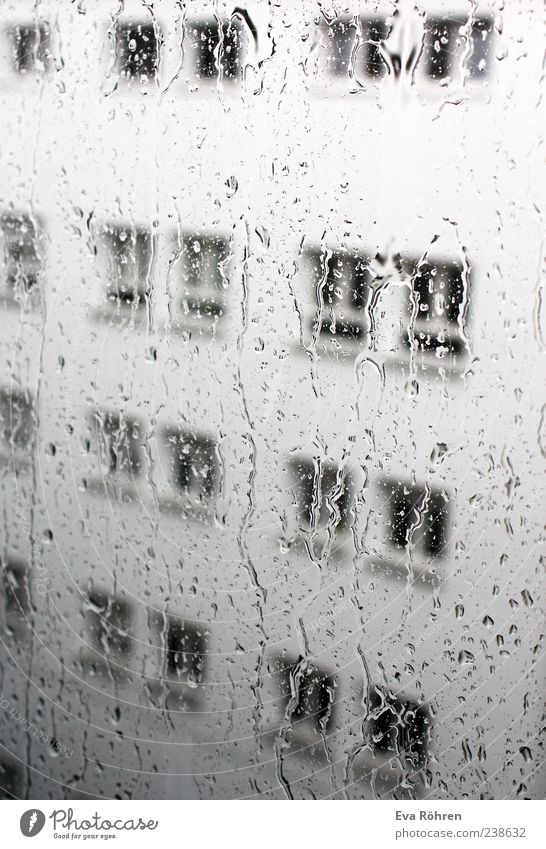 Regen Fensterscheibe Umwelt Wasser Wassertropfen Wetter schlechtes Wetter Haus Fassade Beton Glas nass grau Einsamkeit Wand Innenaufnahme Menschenleer