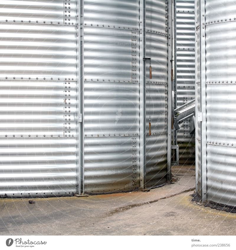 Dosenfutter Arbeitsplatz Platz Container groß hell rund silber Ordnung Symmetrie Umwelt Silo silber-grau geschlossen breit Riffel gestreift parallel Durchgang