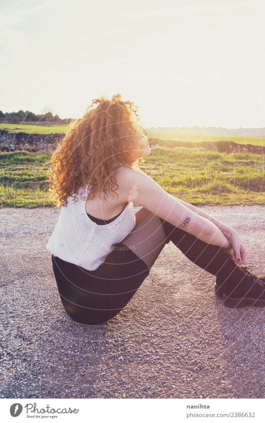 Junge Rothaarige Frau genießt die Sonne bei Sonnenuntergang Lifestyle Stil Haare & Frisuren Wellness harmonisch Wohlgefühl Erholung Meditation Mensch feminin