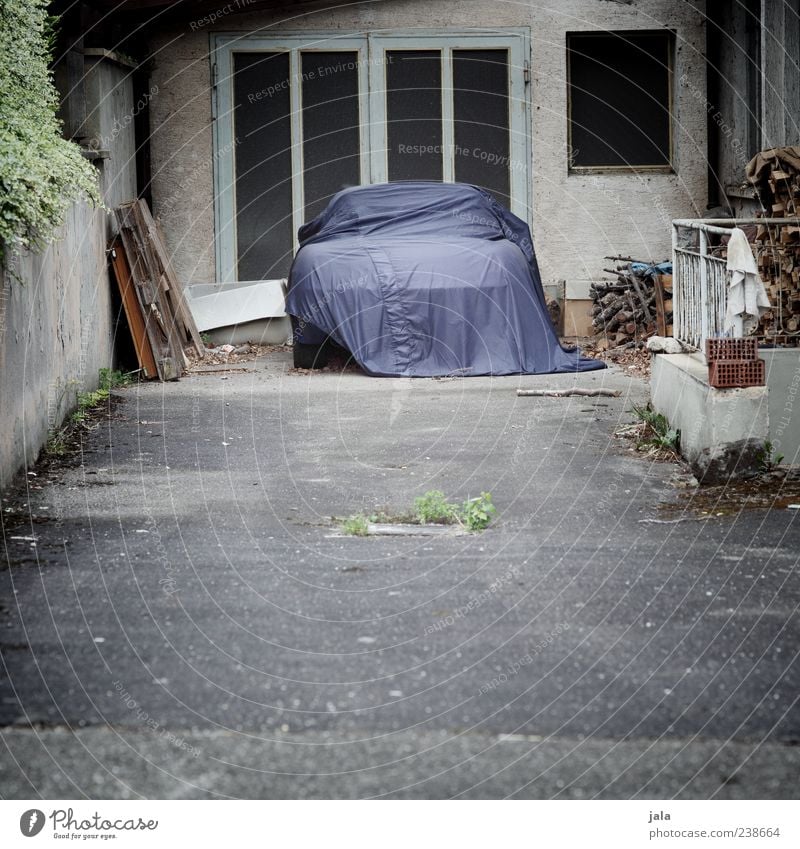 sonntagsfahrer Haus Platz Bauwerk Gebäude Hof Einfahrt Parkplatz Mauer Wand Fenster Tür Fahrzeug PKW Abdeckung trist blau grau grün Farbfoto Außenaufnahme