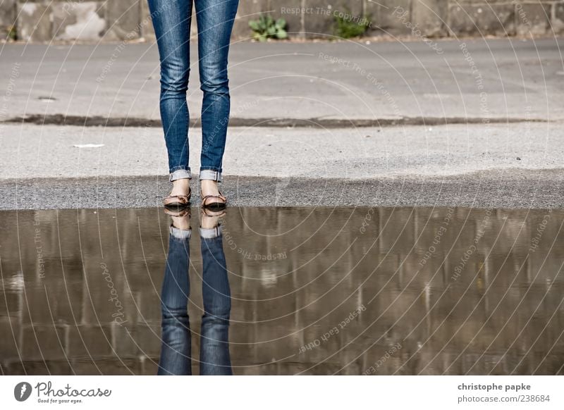 Zwei Mal Ein Zwei-beiner Beine 1 Mensch stehen Reflexion & Spiegelung Ballerina Jeanshose Pfütze Beton kopflos anonym paarweise Farbfoto Gedeckte Farben