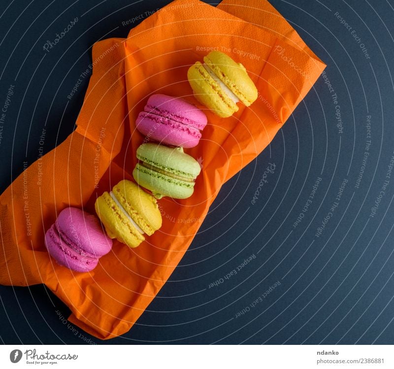 bunte Makronen Dessert Süßwaren Essen hell gelb grün rosa schwarz Farbe Macaron Hintergrund Lebensmittel farbenfroh Vanille Französisch Kuchen Aussicht Top süß