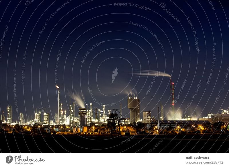 Nachtschicht Fabrik Industrie Unternehmen Chemieindustrie Chemiewerk Umwelt Nachthimmel Industrieanlage Schornstein Abgas Arbeit & Erwerbstätigkeit braun gelb