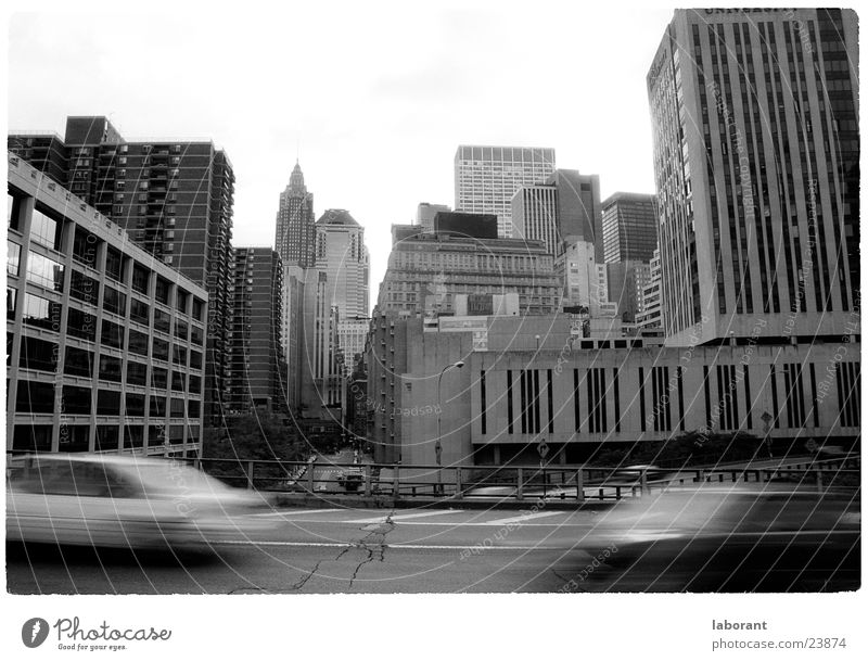 new york taxi New York City Geschwindigkeit Hochhaus Wagen Gebäude Haus Nordamerika Skyline Bewegung Schwarzweißfoto PKW Straße Perspektive USA Straßenverkehr