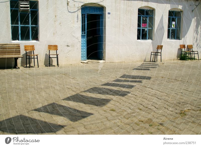 freie Platzwahl Sommer Möbel Stuhl Gartenmöbel Bar Cocktailbar Café Türkei Menschenleer Teehaus Fassade Fenster Fahne ästhetisch einfach heiß hell blau weiß