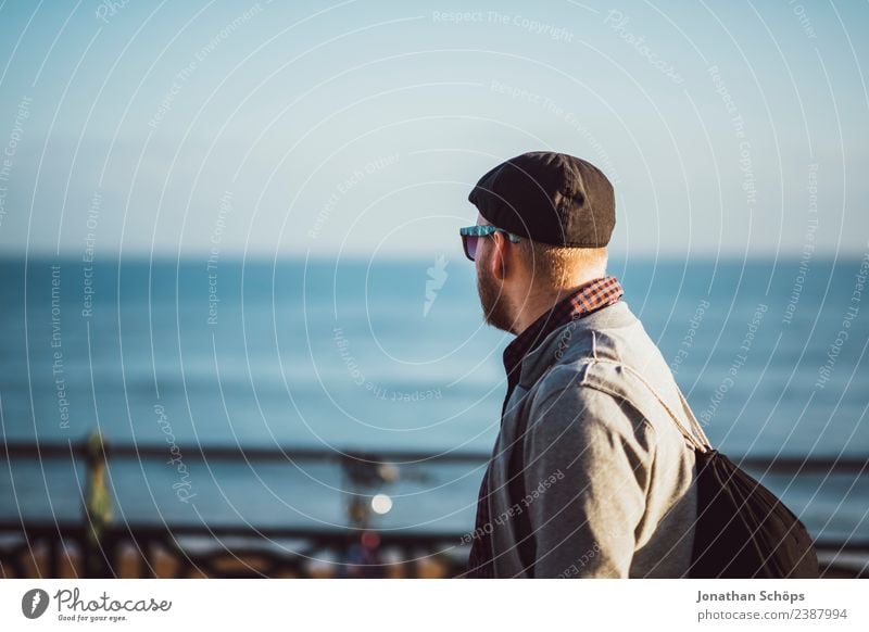 Tourist läuft entlang der Strandpromenade Ferien & Urlaub & Reisen Tourismus Ausflug Ferne Freiheit Sightseeing Meer maskulin 1 Mensch Küste Brighton