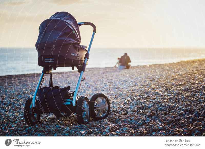 Kinderwagen an einem Steinstrand Landschaft ästhetisch außergewöhnlich Strand Kindererziehung Kindheitserinnerung Strandspaziergang Meer Kur Erholung